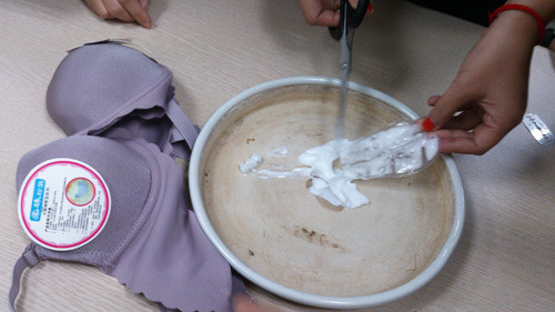 Dung dịch màu trắng sữa có mùi ngai ngái và nhầy nhầy khó chịu Dung dịch màu trắng sữa có mùi ngai ngái và nhầy nhầy khó chịu