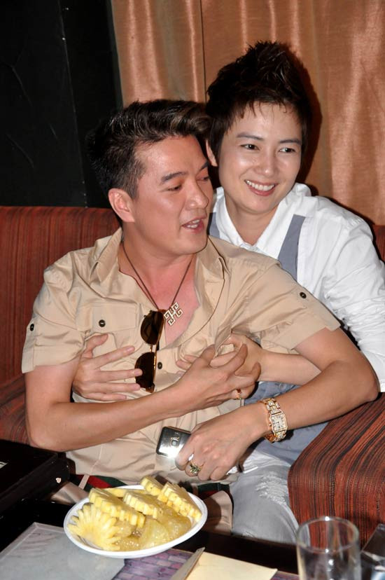 Thôi chị bỏ cái tay ra đi, em đã bảo của em không giống chị rồi còn gì Thôi chị bỏ cái tay ra đi, em đã bảo của em không giống chị rồi còn gì