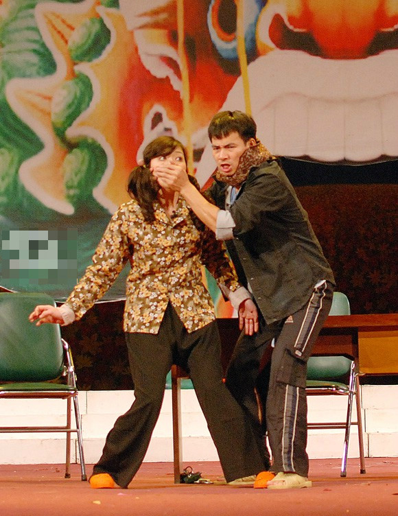 Im ngay, không thằng trộm nghe thấy, nó ... bịt mồm bà bây giờ. Im ngay, không thằng trộm nghe thấy, nó ... bịt mồm bà bây giờ.