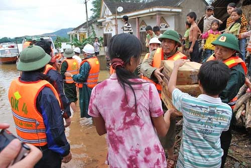 Dù sự tương trợ chỉ nhỏ nhoi nhưng giúp đồng bào chống chọi với những mất mát và đau thương từ cơn lũ lớn. Dù sự tương trợ chỉ nhỏ nhoi nhưng giúp đồng bào chống chọi với những mất mát và đau thương từ cơn lũ lớn.
