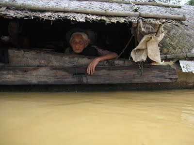 Bà cụ này đã chứng kiến biết bao nhiêu cơn bão lũ tàn phá mảnh đất quê hương? Bà cụ này đã chứng kiến biết bao nhiêu cơn bão lũ tàn phá mảnh đất quê hương?