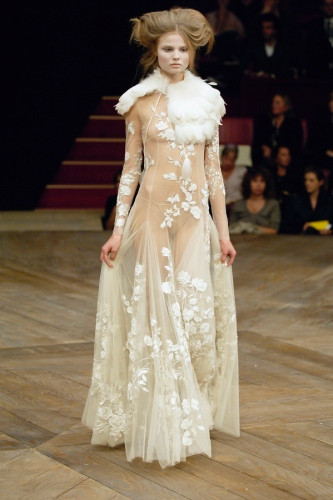 Mẫu váy cưới trong suốt của Alexander McQueen