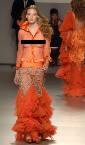 Váy của Jose Miro rất "kín" nhưng áo thì lại trong suốt hoàn toàn