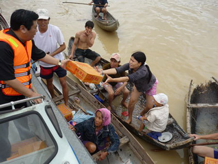 Những thùng đồ cứu trợ làm ấm lòng những người dân miền Trung... Những thùng đồ cứu trợ làm ấm lòng những người dân miền Trung...
