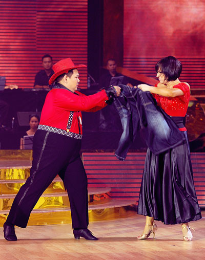 Có mỗi cái áo thôi, mà sao cô lại không chịu nhường tôi nhỉ? Có mỗi cái áo thôi, mà sao cô lại không chịu nhường tôi nhỉ?