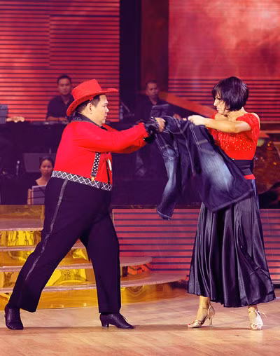 Có mỗi cái áo thôi, mà sao cô lại không chịu nhường tôi nhỉ?