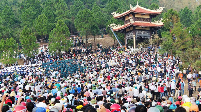 Hàng chục nghìn người tựu về khu vực tháp chuông, Vũng Chùa vĩnh biệt Đại tướng (Ảnh Tuổi Trẻ) Hàng chục nghìn người tựu về khu vực tháp chuông, Vũng Chùa vĩnh biệt Đại tướng (Ảnh Tuổi Trẻ)