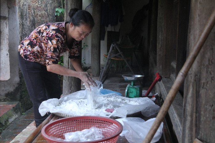 Ngoài nghề chính là làm nông nghiệp, nhiều gia đình ở làng cổ Đường Lâm vẫn làm thêm một số loại bánh kẹo mang đặc trưng của địa phương để bán cho khách du lịch (Ảnh: Viết Cường) Ngoài nghề chính là làm nông nghiệp, nhiều gia đình ở làng cổ Đường Lâm vẫn làm thêm một số loại bánh kẹo mang đặc trưng của địa phương để bán cho khách du lịch (Ảnh: Viết Cường)