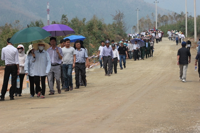 Đoạn đường vào khu vực Vũng Chùa khá rộng rãi và khô ráo nhờ thời tiết đẹp lạ thường trong ngày an táng Đại tướng Đoạn đường vào khu vực Vũng Chùa khá rộng rãi và khô ráo nhờ thời tiết đẹp lạ thường trong ngày an táng Đại tướng