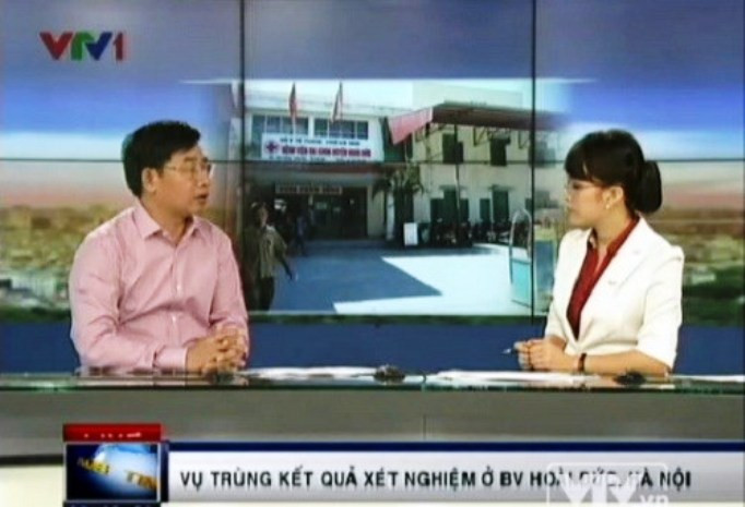 TS Nguyễn Khắc Hiền, GĐ Sở Y tế Hà Nội (bên trái)