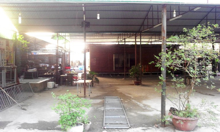 Bàn ghết trong quán cũng đã được dọn dẹp, cất đi Bàn ghết trong quán cũng đã được dọn dẹp, cất đi