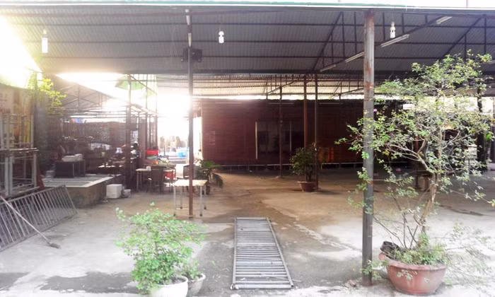 Bàn ghết trong quán cũng đã được dọn dẹp, cất đi