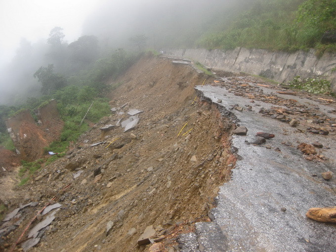 Nhiều đoạn đường bị sạt lở nghiêm trọng. (Ảnh Tuổi Trẻ) Nhiều đoạn đường bị sạt lở nghiêm trọng. (Ảnh Tuổi Trẻ)