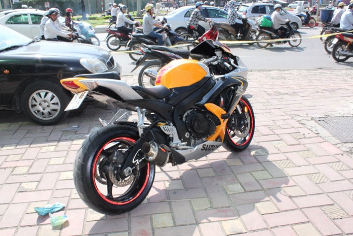 Chiếc xe phân khối lớn do đối tượng Nguyễn Tiến Việt điều khiển bị nghi là "xe nhảy" Chiếc xe phân khối lớn do đối tượng Nguyễn Tiến Việt điều khiển bị nghi là "xe nhảy"