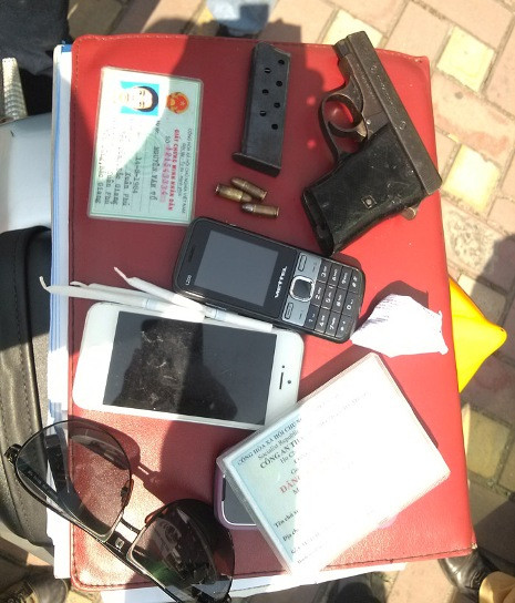 Súng ngắn mang theo bên người, bên trong hộp tiếp đạn có 3 viên cùng một gói nhỏ nghi là ma túy Súng ngắn mang theo bên người, bên trong hộp tiếp đạn có 3 viên cùng một gói nhỏ nghi là ma túy