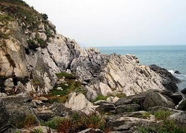 Mặt hướng ra đại dương có nhiều bãi đá hùng vĩ, được sóng biển tạo nên hình hài. Mặt hướng ra đại dương có nhiều bãi đá hùng vĩ, được sóng biển tạo nên hình hài.