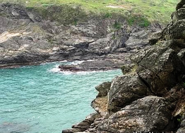 Từ đây, đêm ngày Người làm bạn với tiếng sóng biển khơi, với cát trắng, với tiếng vi vu của rừng cây phi lao già, với cả những tiếng hót líu lo của ngàn vạn đàn chim yến mùa làm tổ. Từ đây, đêm ngày Người làm bạn với tiếng sóng biển khơi, với cát trắng, với tiếng vi vu của rừng cây phi lao già, với cả những tiếng hót líu lo của ngàn vạn đàn chim yến mùa làm tổ.