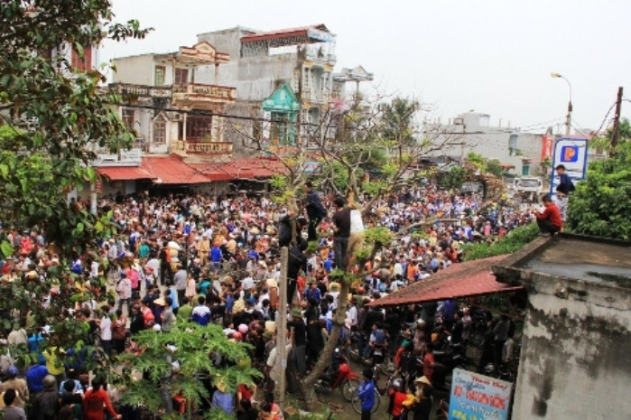 Vụ việc đã gây ách tắc nghiêm trọng trên QL45 bởi hàng ngàn người hiếu kỳ đến xem chiếc xe chở quan tài sản phụ xấu số Vụ việc đã gây ách tắc nghiêm trọng trên QL45 bởi hàng ngàn người hiếu kỳ đến xem chiếc xe chở quan tài sản phụ xấu số