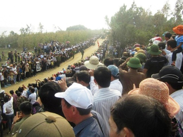 Người dân Quảng Bình xếp hàng dài chờ Đại tướng trở về đất Mẹ Người dân Quảng Bình xếp hàng dài chờ Đại tướng trở về đất Mẹ