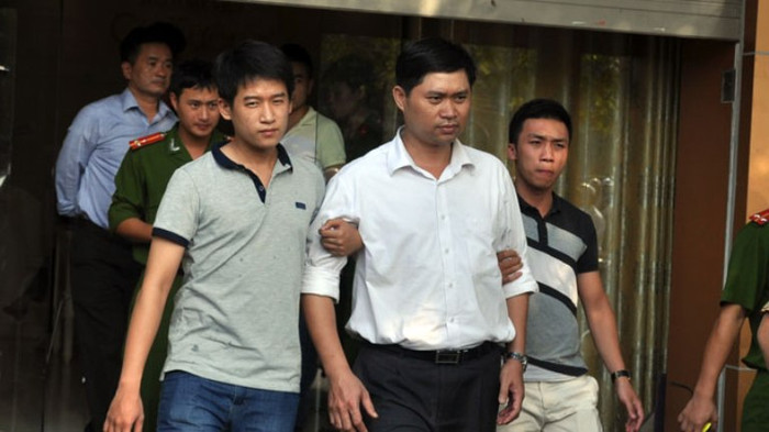 Giám đốc Thẩm mỹ viện Cát Tường, Thạc sỹ, Bác sỹ Nguyễn Mạnh Tường (ở giữa) hiện đang công tác tại bệnh viện Bạch Mai đã bị bắt vì làm chết người sau đó mang xác ném xuống sông Hồng (Ảnh Tuổi Trẻ)