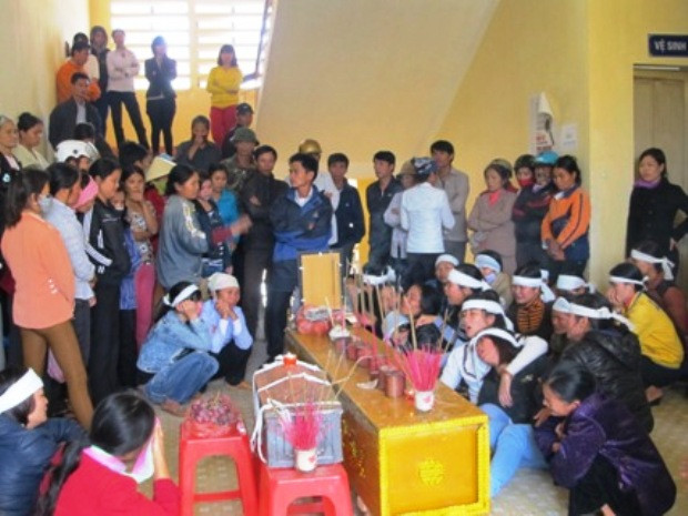 Quan tài mẹ con sản phụ Xuân đặt tại hành lang BVĐK H.Thiệu Hóa Quan tài mẹ con sản phụ Xuân đặt tại hành lang BVĐK H.Thiệu Hóa