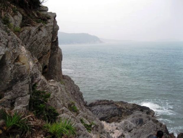 Nơi đây, Người thanh thản yên giấc ngàn thu, giữa thiên nhiên, trong đất đai Quảng Bình quê hương. Và chắc chắn, khu mộ của Đại tướng Võ Nguyên Giáp và cảnh quan lý tưởng của Khu du lịch Vũng Chùa, Đảo Yến ở Hòn La này sẽ trở thành một Khu du lịch vừa tâm linh ngưỡng vọng Đại tướng, vừa là nơi nghỉ dưỡng của khách du lịch trong và ngoài nước. Nơi đây, Người thanh thản yên giấc ngàn thu, giữa thiên nhiên, trong đất đai Quảng Bình quê hương. Và chắc chắn, khu mộ của Đại tướng Võ Nguyên Giáp và cảnh quan lý tưởng của Khu du lịch Vũng Chùa, Đảo Yến ở Hòn La này sẽ trở thành một Khu du lịch vừa tâm linh ngưỡng vọng Đại tướng, vừa là nơi nghỉ dưỡng của khách du lịch trong và ngoài nước.