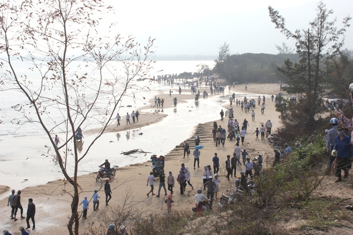 Biển Vũng Chùa những ngày thường hoang sơ vắng lặng, nay bỗng nhiên trở nên khác biệt bởi dòng người đến tiễn đưa Đại tướng Võ Nguyên Giáp.