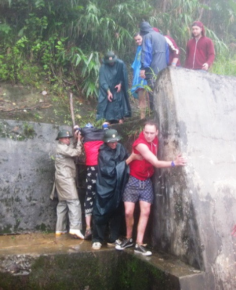 Các du khách nước ngoài được đưa ra khỏi đoạn đường sạt lở nguy hiểm. (Ảnh Tuổi Trẻ) Các du khách nước ngoài được đưa ra khỏi đoạn đường sạt lở nguy hiểm. (Ảnh Tuổi Trẻ)