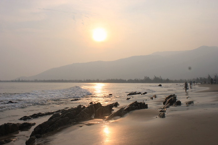 Đứng trên đỉnh núi Thọ Sơn nhìn ra bốn bề biển trời, một không gian bình yên và khoáng đạt, có thể cảm nhận được phần nào lí do Đại tướng chọn nơi đây để yên giấc ngàn thu.