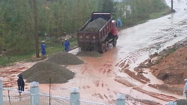 Các hạng mục công trình đang vào giai đoạn thi công thêm bằng lát đá, ép cấp phối lên mặt đường.