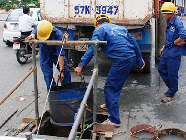 Công nhân thoát nước làm việc trong môi trường độc hại, cực khổ mà lương chỉ bằng 1/41 lần lương giám đốc. Ảnh: Người Lao Động Công nhân thoát nước làm việc trong môi trường độc hại, cực khổ mà lương chỉ bằng 1/41 lần lương giám đốc. Ảnh: Người Lao Động