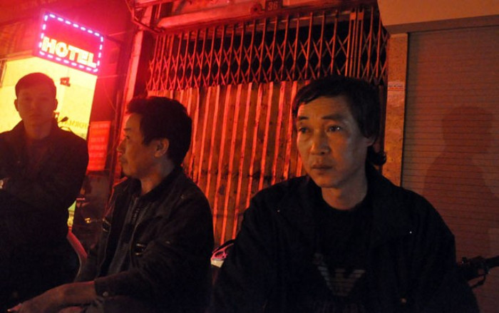 Người thân gia đình chị Huyền ngóng chờ tin Ảnh: Quang Thế (Tuổi Trẻ)