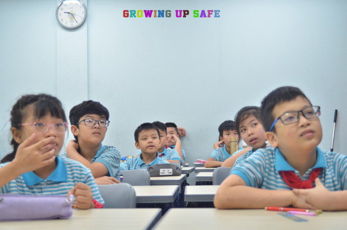 Học sinh trường Nguyễn Bỉnh Khiêm chăm chú lắng nghe chỉ dẫn của các tình nguyện viên (Ảnh: Khánh Vy)