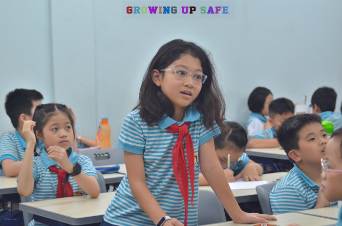 Học sinh chủ động đặt câu hỏi dành cho các tình nguyện viên (Ảnh: Khánh Vy)