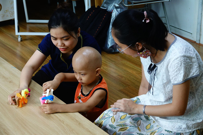 Từ khi có lớp học tình thương các con vui vẻ và có động lực điều trị (Ảnh: V.N) Từ khi có lớp học tình thương các con vui vẻ và có động lực điều trị (Ảnh: V.N)