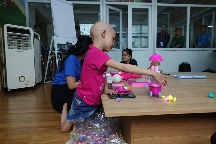 Các con vui vẻ nô đùa trong lớp học tình thương (Ảnh: V.N) Các con vui vẻ nô đùa trong lớp học tình thương (Ảnh: V.N)