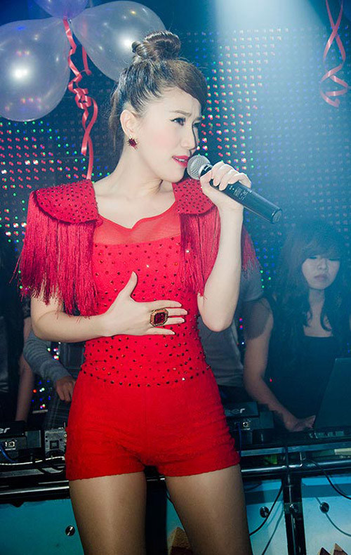 Cô tham gia một tiết mục biểu diễn với những vũ điệu sôi động.