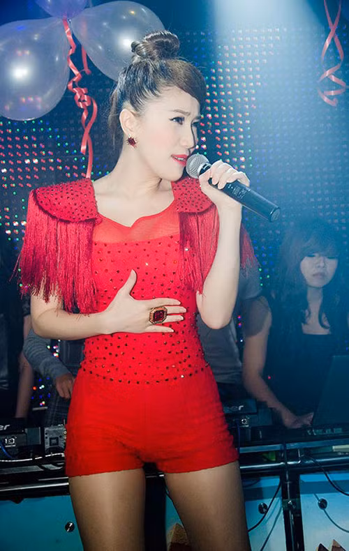 Cô tham gia một tiết mục biểu diễn với những vũ điệu sôi động.