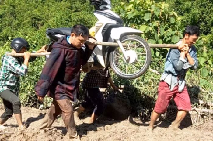 Giáo viên vất vả trở lại trường sau cơn lũ (Ảnh: Lang Văn Long)