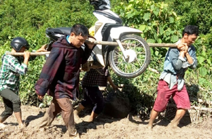 Giáo viên vất vả trở lại trường sau cơn lũ (Ảnh: Lang Văn Long) Giáo viên vất vả trở lại trường sau cơn lũ (Ảnh: Lang Văn Long)