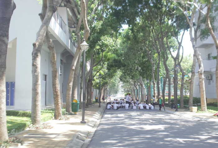 Hàng vạn sinh viên, nhân viên, giảng viên của trường Tôn Đức Thắng đều mong muốn Tổng Liên đoàn Lao động Việt Nam thu hồi quyết định đình chỉ Giáo sư Lê Vinh Danh (Ảnh:V.N)