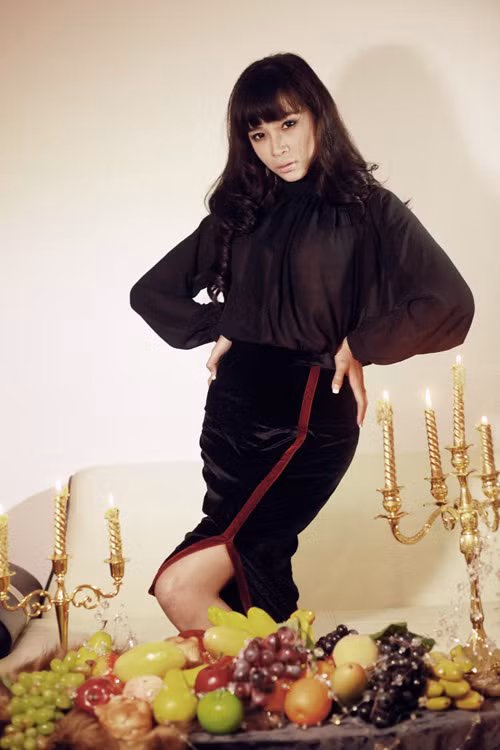 Váy ren đen sang trọng thích hợp với những bữa tiệc đêm Giáng sinh