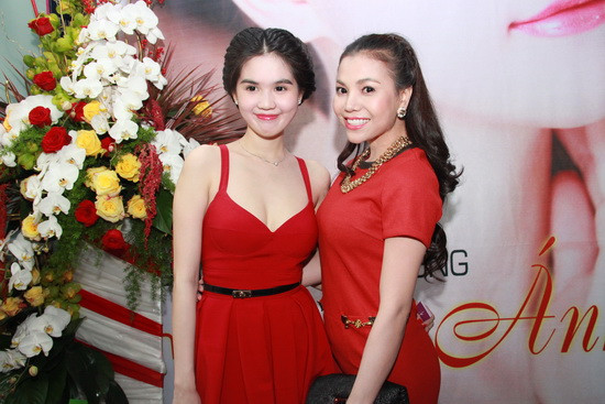 Trà Ngọc Hằng trông có vẻ cũng 'già' hơn Ngọc Trinh một chút Trà Ngọc Hằng trông có vẻ cũng 'già' hơn Ngọc Trinh một chút