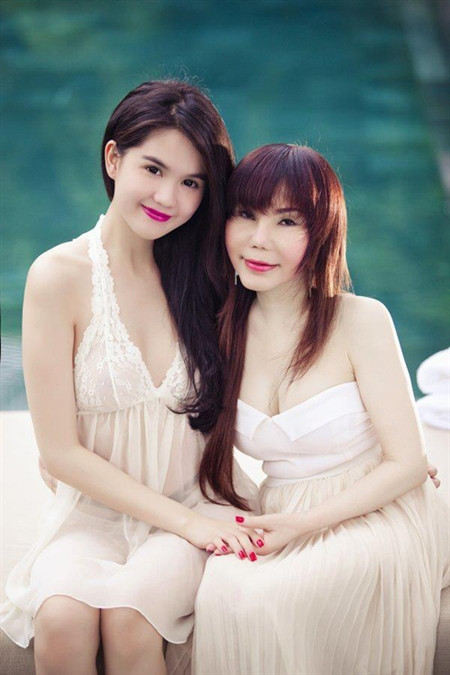 Nước da của Ngọc Trinh và bà chủ spa cứ như như là một Nước da của Ngọc Trinh và bà chủ spa cứ như như là một