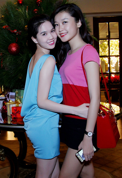 Có vẻ như Huyền My 'ăn đứt' Ngọc Trinh về chiều cao, và trong hình ảnh này, khoảng lưng của Ngọc Trinh cũng không được nõn nà như thường thấy. Có vẻ như Huyền My 'ăn đứt' Ngọc Trinh về chiều cao, và trong hình ảnh này, khoảng lưng của Ngọc Trinh cũng không được nõn nà như thường thấy.