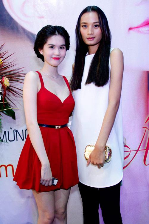 Rất hiếm khi thấy Lê Thúy đẹp như vậy, gu thời trang của cô cũng khá ổn, nhưng nước da bánh mật khỏe khoắn của cô hơi bị 'lu mờ' trước sự trắng sáng nõn nà của Ngọc Trinh. Rất hiếm khi thấy Lê Thúy đẹp như vậy, gu thời trang của cô cũng khá ổn, nhưng nước da bánh mật khỏe khoắn của cô hơi bị 'lu mờ' trước sự trắng sáng nõn nà của Ngọc Trinh.