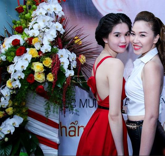 Vóc dáng của Ngọc Thạch so với Ngọc Trinh quả thật 'kém nuột' hơn rất nhiều Vóc dáng của Ngọc Thạch so với Ngọc Trinh quả thật 'kém nuột' hơn rất nhiều