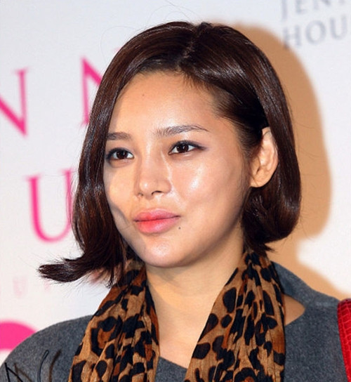 Khuôn mặt bóng láng như bôi mỡ của Park Shi Yeon.