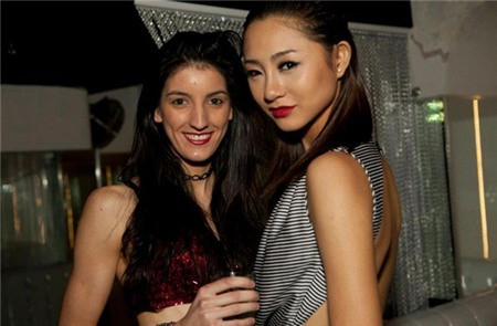 Mới gia nhập làng giải trí không lâu mà Trà My nhanh chóng đuổi kịp các bậc đàn chị trong cuộc chạy đua tân trang nhan sắc. Và điều dễ nhận thấy là "hoa hậu gấu bông" đã bị sa lầy vào "vết xe đổ" của Hoàng Yến, Ngọc Quyên, Ngọc Diệp... khi càng phẫu thuật, càng xấu.