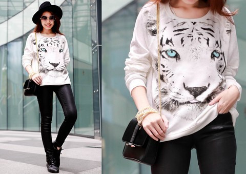 Quần legging da bóng đi kèm áo chui đầu dài tay in hình mặt cọp đã thực sự tạo nên phong cách mạnh mẽ và táo bạo. Quần legging da bóng đi kèm áo chui đầu dài tay in hình mặt cọp đã thực sự tạo nên phong cách mạnh mẽ và táo bạo.